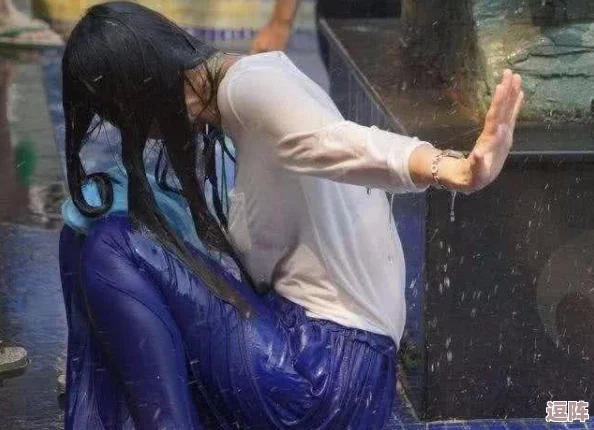 老太婆脱了裤子让我玩,网友热议:这剧情太魔幻,简直无法想象! 老太婆脱了裤子让我玩,网友热议:这剧情太魔幻,简直无法想象!