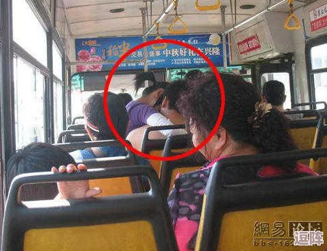 公交车揉捏双乳扯掉小内内，目击者称现场一片混乱，乘客纷纷拍照录视频引发热议！