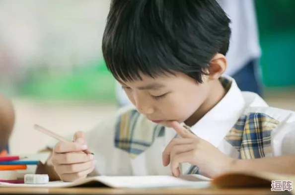 校霸犯错被学霸罚带钢笔去上课，结果意外引发全班同学的反思与团结行动