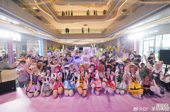 女仆扒开跪着让客人玩小舞，现场气氛火热引发众多围观者驻足观看与互动