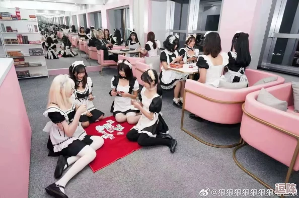 女仆扒开跪着让客人玩小舞，现场气氛火热引发众多围观者驻足观看与互动