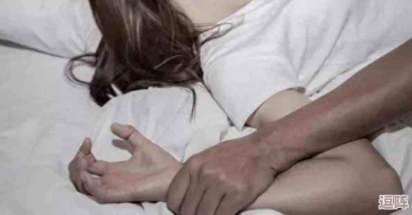 女人脱了内裤趴开腿让男躁，意外发现男方竟然是她的初恋，场面瞬间失控！